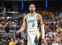 体育新闻-从印第安纳步行者围绕NBA季后赛远射贴柱到费德勒在巴塞罗那比赛中状态火爆，清晨圣安东尼奥马刺备战NBA常规赛的简单介绍